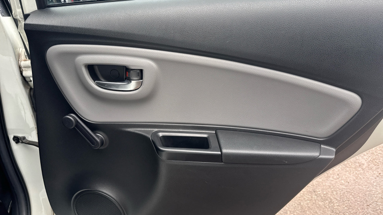 Toyota Yaris 1.33 VVT-i Design 5dr Petrol Hatchback